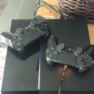 Ps4 with two controllers
